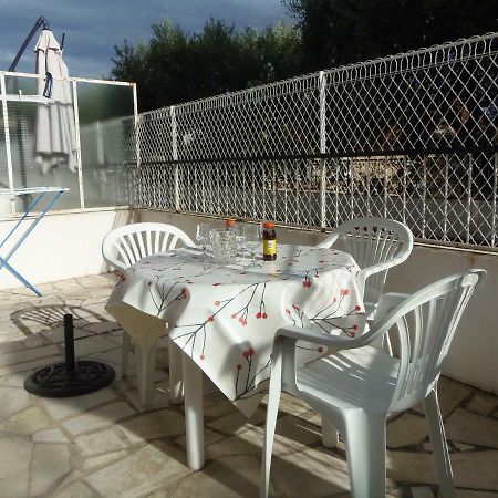 Joli Studio Calme Avec Terrasse Apartment Nisa Exterior foto