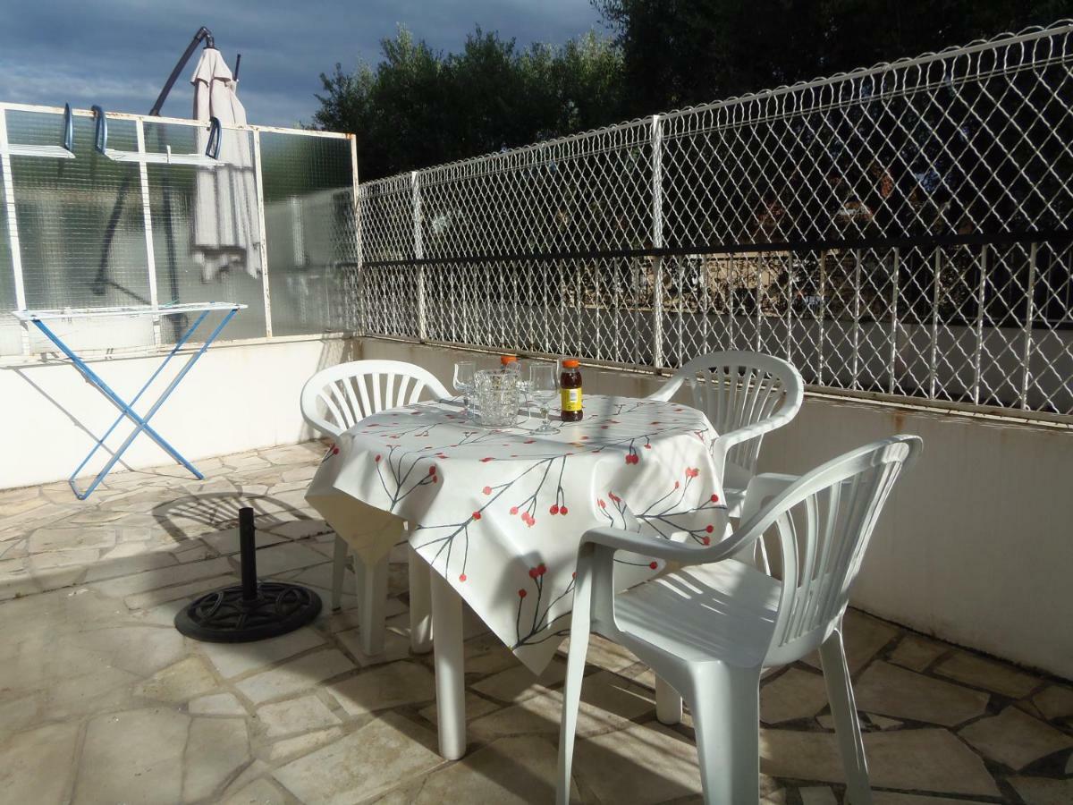 Joli Studio Calme Avec Terrasse Apartment Nisa Exterior foto